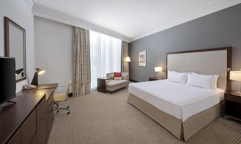 Doubletree By Hilton Doha - Al Sadd Hotel Eksteriør billede A room at the Hilton London Heathrow