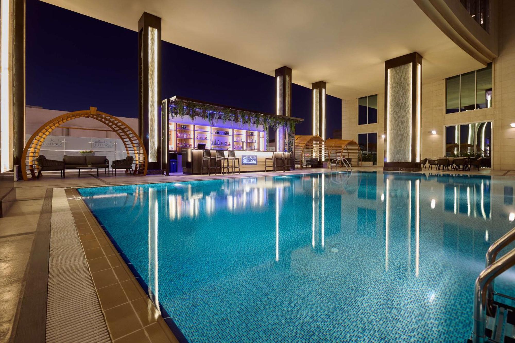 Doubletree By Hilton Doha - Al Sadd Hotel Eksteriør billede The swimming pool at the hotel
