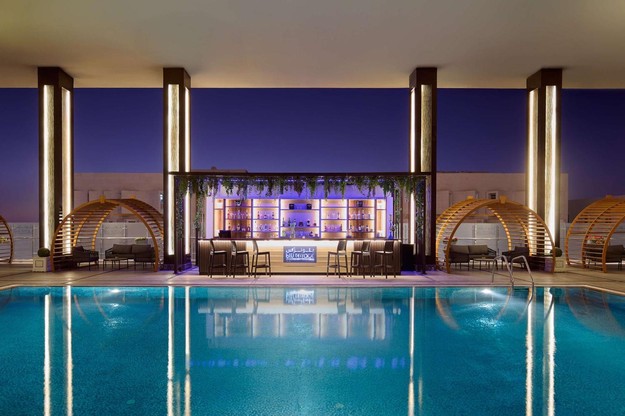 Doubletree By Hilton Doha - Al Sadd Hotel Eksteriør billede The pool at the hotel